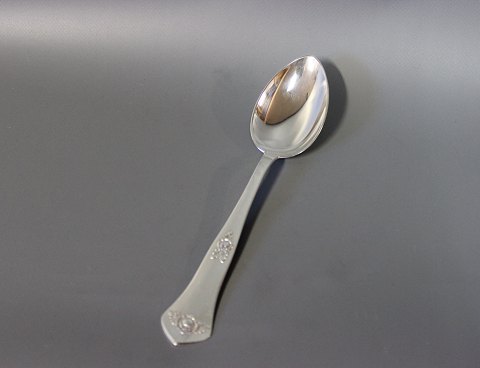 Dinner spoon in Rose, hallmarked silver.
5000m2 showroom.