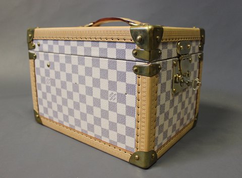 Denne Louis Vuitton beauty Trunk har vi efter en indbrudsskade repareret låsen.