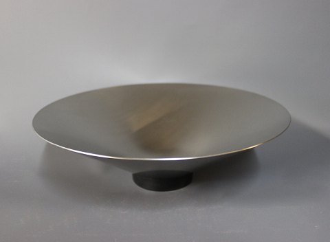 Skål i børstet stål med plastik fod af Georg Jensen Denmark.
5000m2 udstilling.