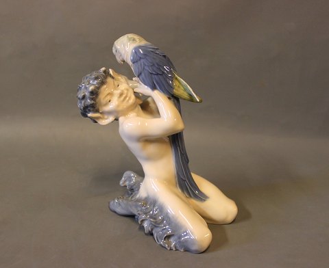 Kgl. porcelænsfigur, Pan med papegøje, nr. 752.
Flot stand
