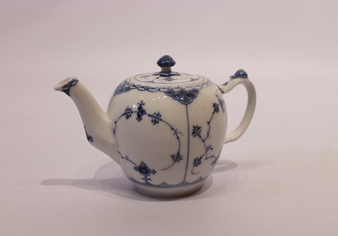 Blue fluted half lace teapot, no.: 609, by Royal Copenhagen.
5000m2 showroom.