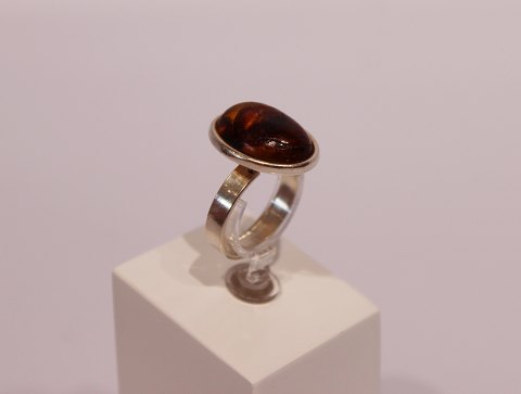 Ring with amber and of 925 sterling silver.
5000m2 showroom.