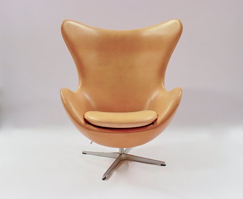 Ægget - Model 3316 - Skammel - Model 3127 - Arne Jacobsen - Fritz Hansen