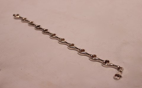 Divided bracelet of silver.
5000m2 showroom.