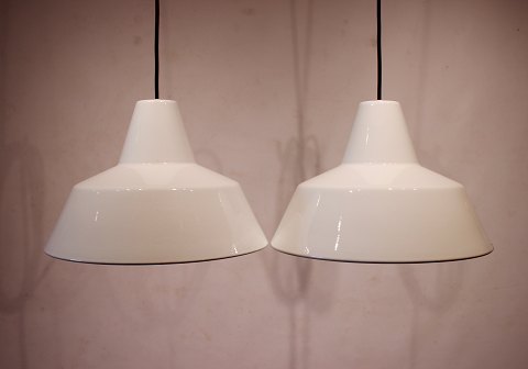 Et par hvide værkstedslamper designet af Louis Poulsen fra 1970erne.
5000m2 showroom.
