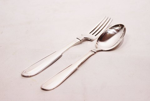 Dinner fork and dinner spoon in Heritage silver no. 1 by Hans Hansen.
5000m2 showroom.