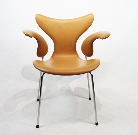 The Lily, model 3208, with armrests by Arne Jacobsen and Fritz Hansen, 1970.
5000m2 showroom.