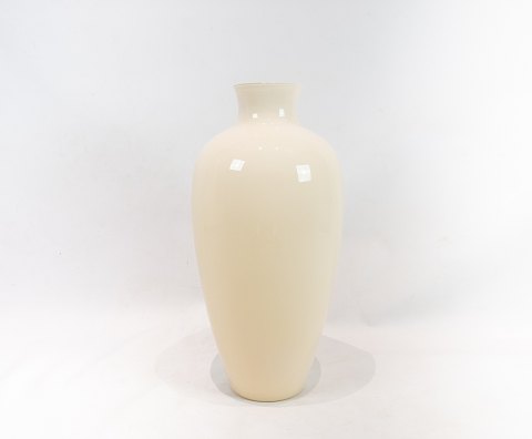 Floor vase of ivory colored opaline glass by Holmegaard.
5000m2 showroom.