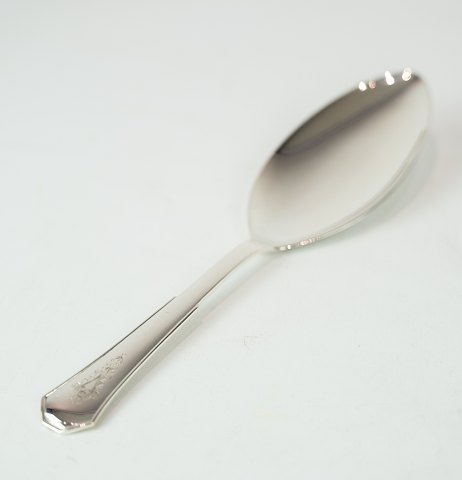 Cake server of heritage silver number 8 by Hans Hansen.
5000m2 showroom.