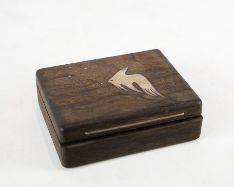 Box in rosewood decorated with a fish of silver, in great vintage condition.
5000m2 showroom.