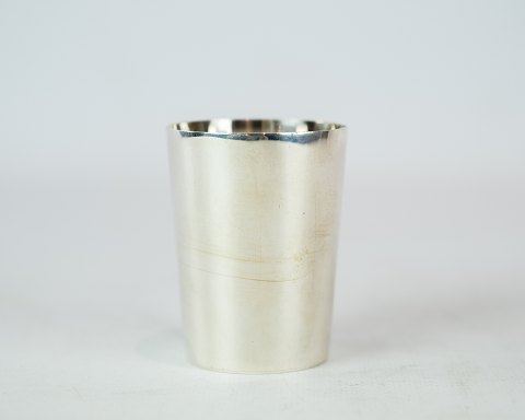 Vase of 925 sterling silver and stamped Bent K. 
5000m2 showroom.