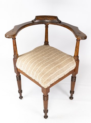 Antique armchair of oak and upholstered with light fabric from the 1930s.
5000m2 showroom.