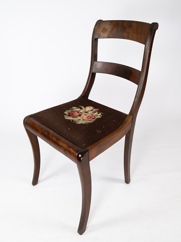 Sen Empire salon stol af mahogni polsteret med sort blomstret stof fra 1840erne. 

5000m2 udstilling.
