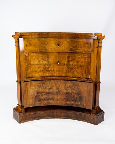 Southern German chest of drawers of mahogany with inlaid wood in great antique 
condition from the 1840s. 
5000m2 showroom.