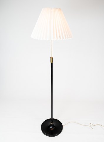 Gulv lampe, model 339, af sort metal og messing af Le Klint fra 1960erne. 
5000m2 udstilling.