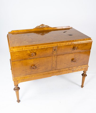 Chest of drawers of birch with carvings, in great antique condition from the 
1930s. 
5000m2 showroom.
