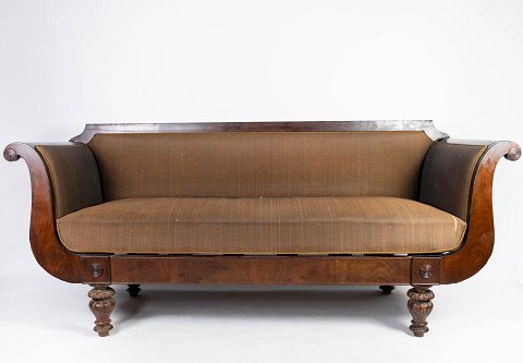 Antik sofa polstret med brunt stof of stel af mørkt træ fra 1860.
5000m2 udstilling.
