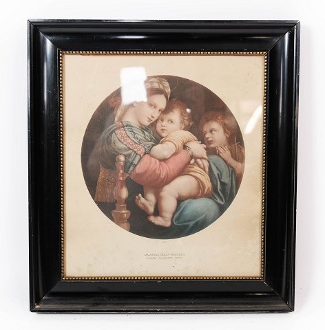 Print of Madonna Della Seggiola with black frame from the 1940s.
5000m2 showroom.