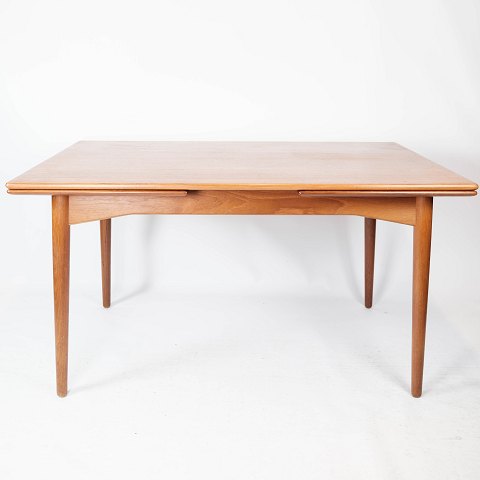 Dining table in teak with extensions of Danish design from the 1960s. 
5000m2 showroom.