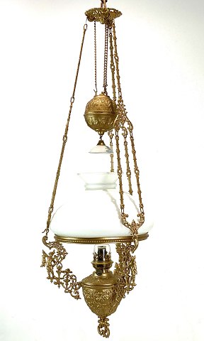 Stor petroleumslampe af patineret messing og skærm af hvid opal glass fra 
omkring 1880erne. 
5000m2 udstilling.
Flot stand
