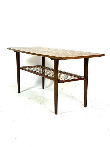 Sofabord i teak med flethylde af dansk design fra 1960erne. 
5000m2 udstilling.
Flot stand
