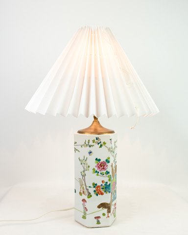 Kinesiske bordlamper, porcelæn, hvid skærm, 1920
Flot stand
