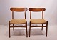 A pair of dining chairs, model CH23, of oak, back of teak and seat of papercord, 
by Hans J. Wegner, 1960s.
5000m2 showroom.